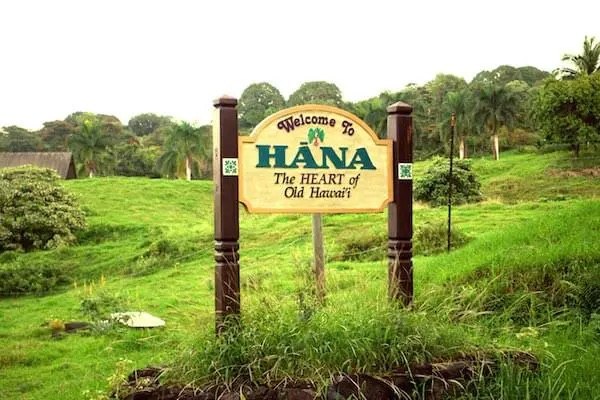 Road to Hana sign for group travel planning